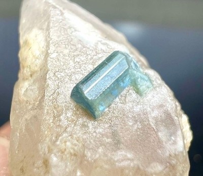 41 Karat extrem schöner İndicolith Turmalin kleiner Kristall auf Quarz @Afg