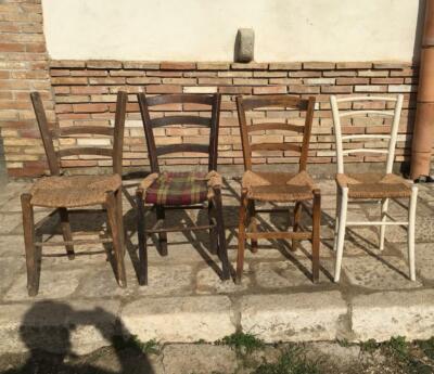 Antiche sedie in legno massello con seduta in paglia rustiche