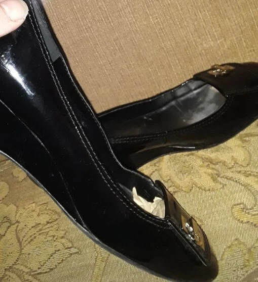 Cuña de charol Anne Klien IFlex con. Detalle de hebilla dorada Foto 4 de 4