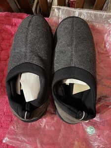 Avon Memory Foam Unisex Slippers Black Size Medium (7-8)