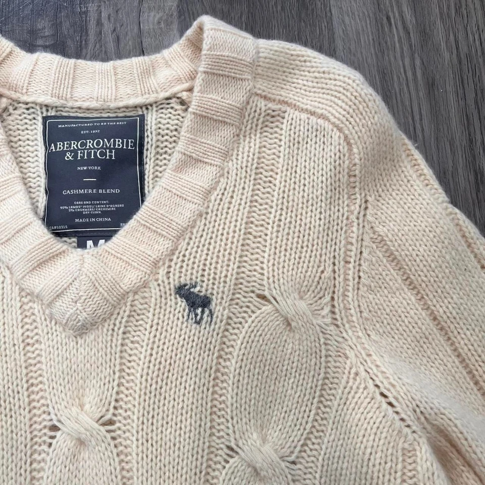 Suéter Y2K Abercrombie & Fitch Preppy Lana Cachemira Tejido con Cable Cuello en V Foto 3 de 4