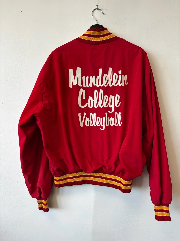 Jaqueta de vôlei universitária vintage Mundelein masculina GG feita em ouro vermelho EUA DeLONG ANOS 80 - Imagem 4 de 4