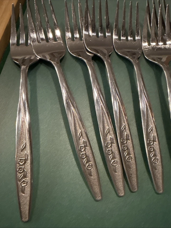 Cubiertos superiores de acero inoxidable EE. UU. rosa radiante 8 tenedores 8 cucharas  Foto 2 de 4