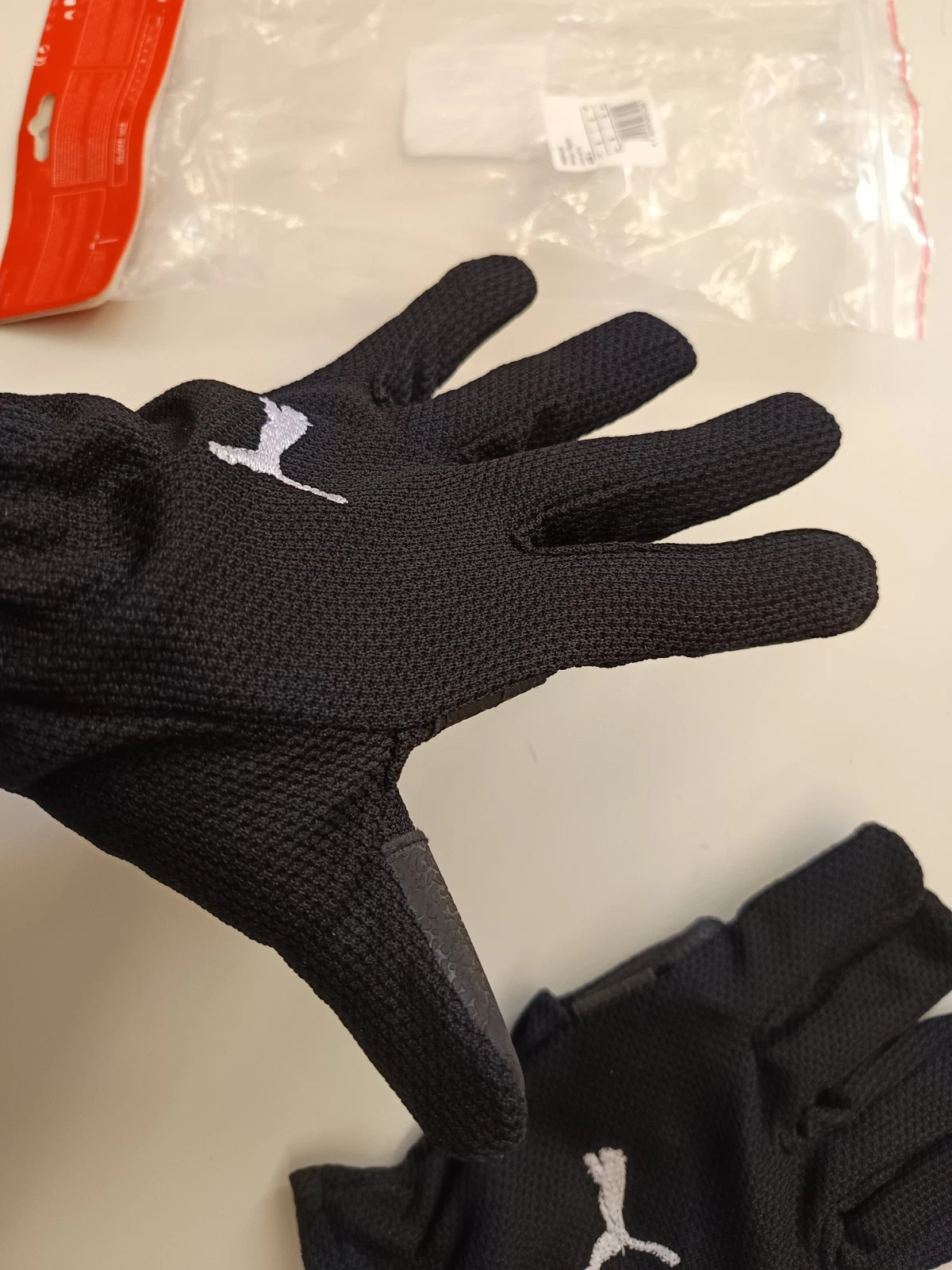 PUMA Winter Players BLACK-WHITE Sport Gloves Size 8 M New Soccer Black