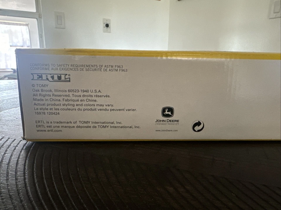 1/64 Scale John Deere Semi w/Grain Hauler - TBE15978 - Image 3 of 4