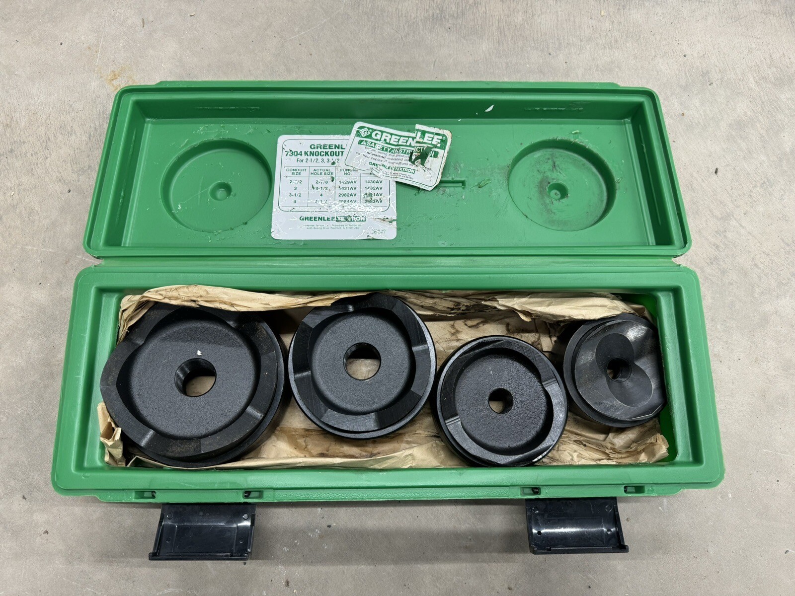 Greenlee 7304 2 1/2 to 4 inch Knockout Punch and Die Set 783310028154