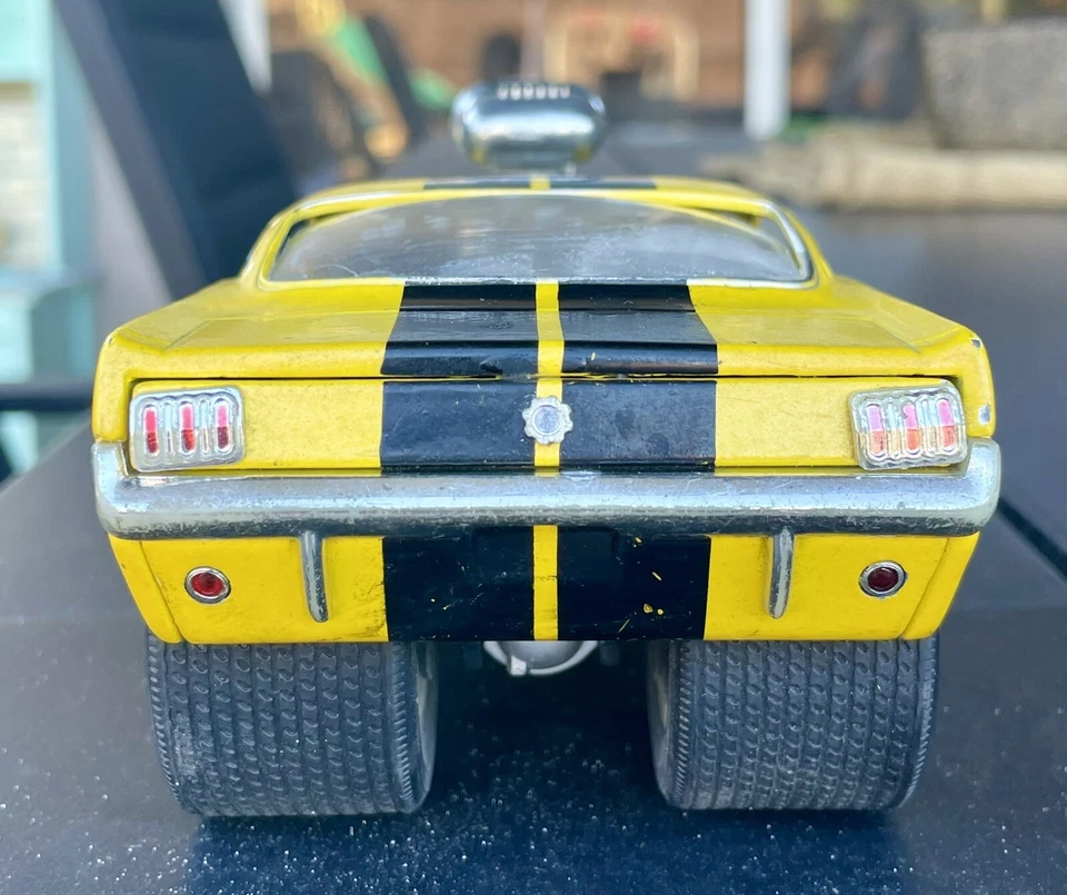 RARE 2003 1966 Ford Mustang GT 350 Muscle Machines Funline 1:24 Yellow/Black - Image 4 of 4