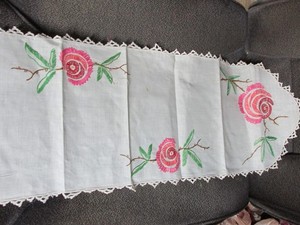 ""LARGE EMBROIDERED ROSES ON IVORY LINEN"" - VINTAGE TABLE RUNNER