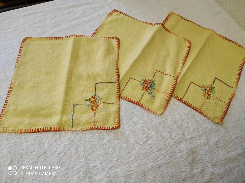 Textile ancien 4 Serviettes de table en coton brodé  23 x 23 cm - Photo 2/4