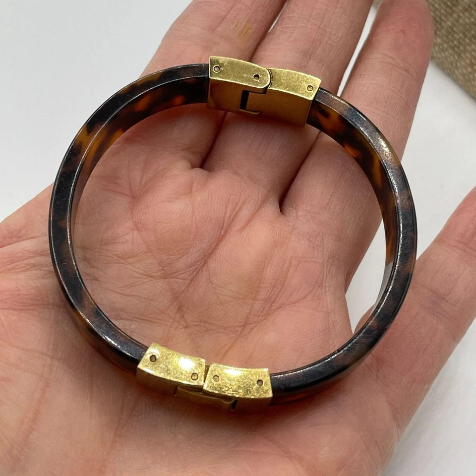 Brazalete Michael Kors Simulado Tortuga Tono Dorado Push Lock 6" Foto 3 de 4