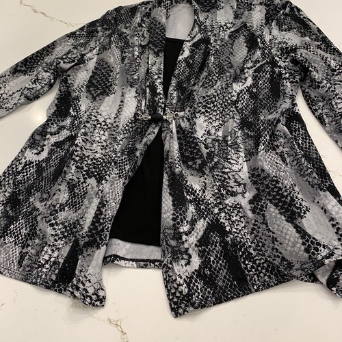 Woman’s Black & White Geometric Print Blouse w/ attached tank top size XL - Picture 3 of 10