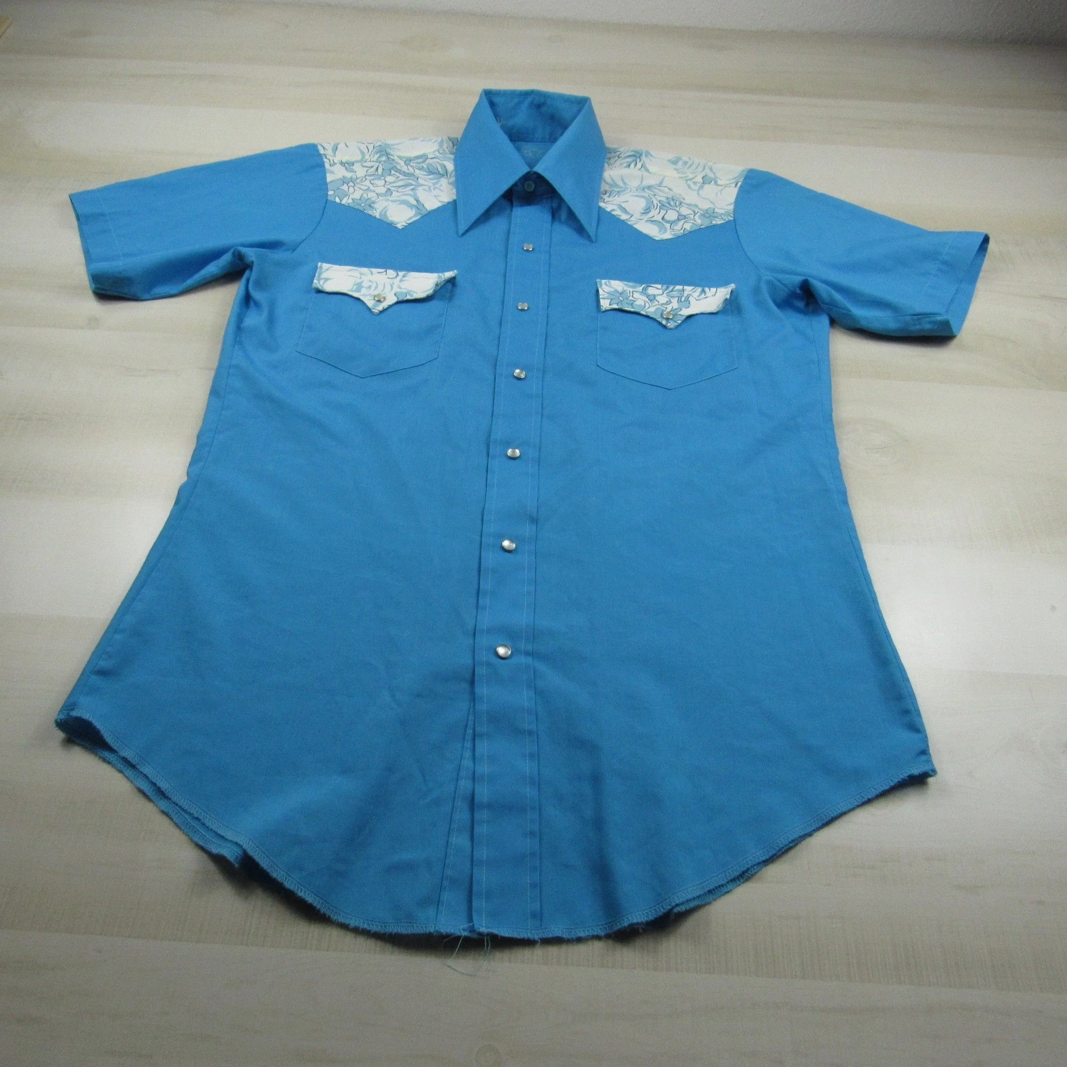 Vintage Karman Shirt Mens Medium Blue Floral Pearl Snap Western Lightweight
Opens in a new window or