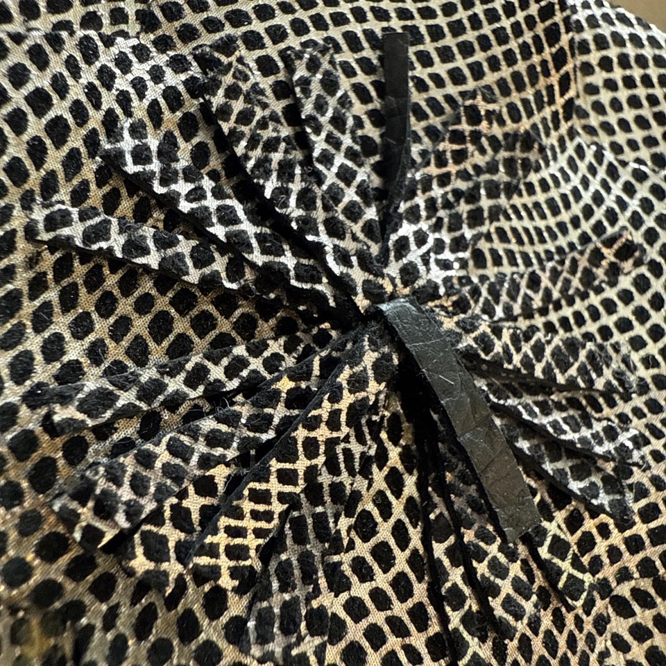 Sandalias planas Salpy punta abierta plateadas y negras metálicas con flores talla 8 Foto 3 de 4