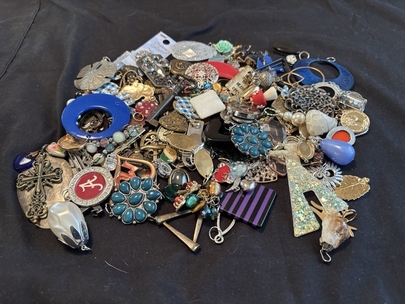 PENDANT LOT OF 137 PIECES GRAB BAG GOOD ASST UNSEARCHED