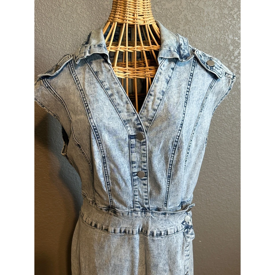 Vestido mediano de mezclilla lavado ácido vintage años 80 sin mangas midi botón abertura frontal Foto 4 de 4