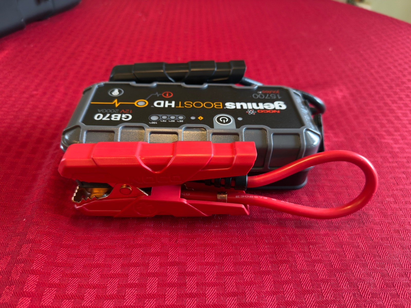 NOCO Genius GB70 Boost HD 2000A UltraSafe 12V Lithium Jump Starter & case