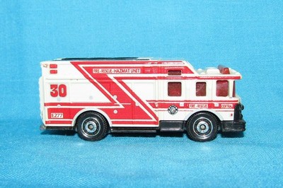 C 2009, 14 Matchbox Hazard Squad die-cast Toy Fire Engine Scale: 1:64 MB 996