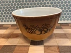 Vintage Pyrex Old Orchard Fruit Gold Brown 1 1/2 Pint Mixing Bowl #401 Very Good