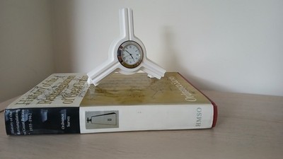 Triangulation Säulenuhr. Maßstab 1:2 einer Trigger Säulenspitze, als Unikat Uhr.