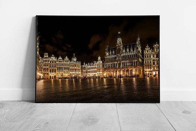 Grand Place Brüssel Belgien Nachts von goldenen Lichtern beleuchtet Architektur