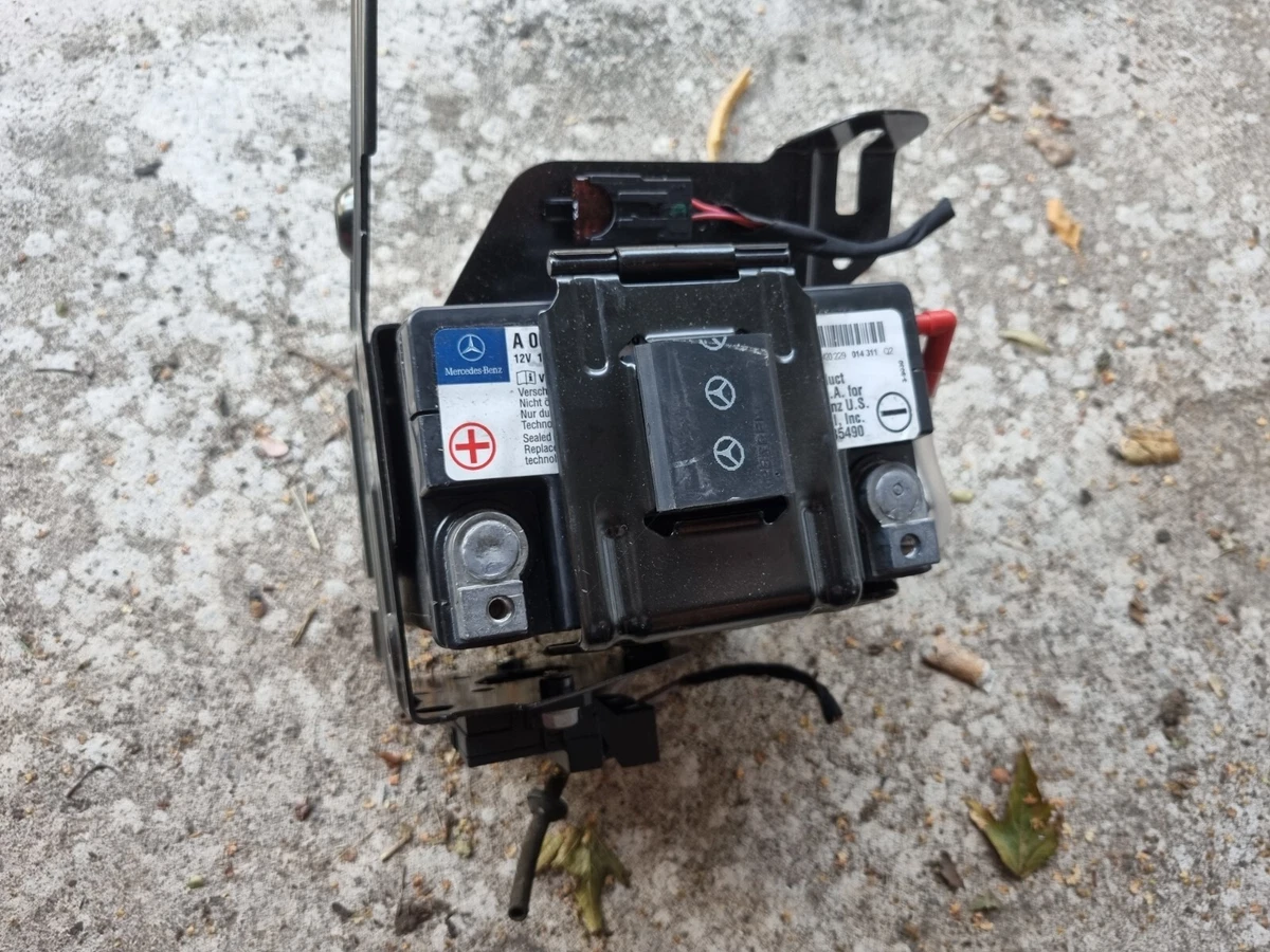 2013 MERCEDES W204 AUXILIARY BATTERY WITH RELAY CONTROL MODULE AND HOLDER