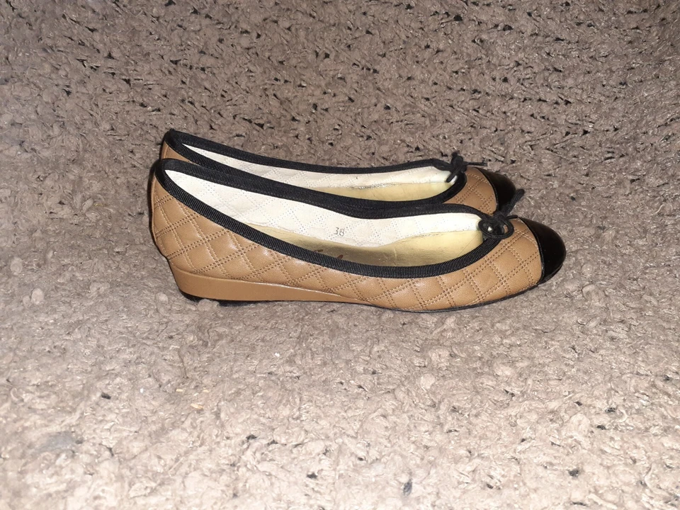 SUELA LONDON-Cuero acolchado bronceado-Puntera de charol negro-Talla 38-Excelente Foto 4 de 4