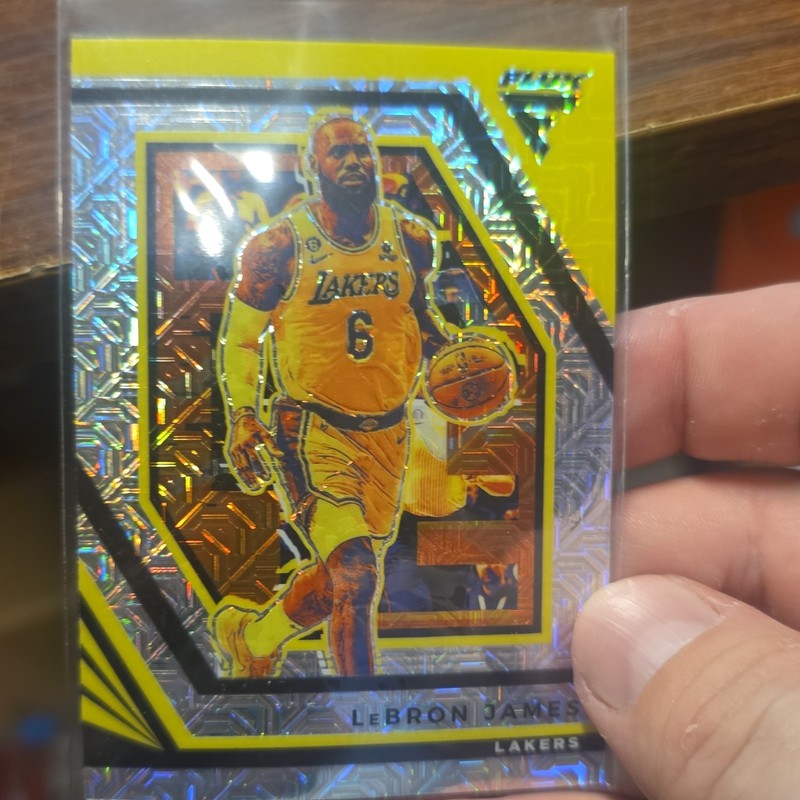 2022-23 Panini Flux #101 LeBron James