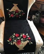 HOME COLLECTION BY RAGHU TABLE RUNNER BLACK WITH VASES OF FLOWERS