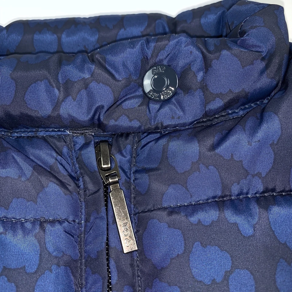 Chaleco acolchado de plumón Gap para niños niñas niño pequeño talla 5 años negro azul estampado de guepardo usado en excelente estado Foto 4 de 4