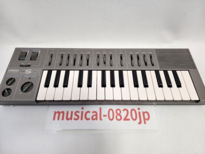 Yamaha CS01 シンセサイザー 37鍵 ストラップ付き Yamaha CS01 シンセサイザー 37鍵 ストラップ付き