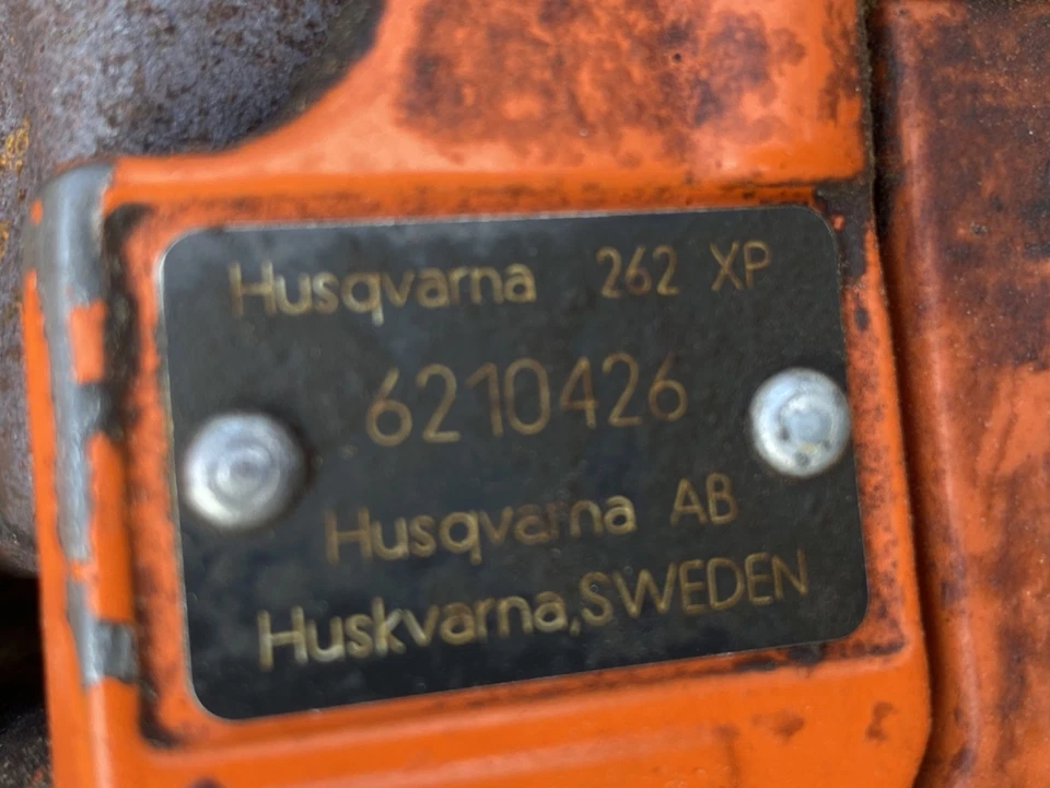 HUSQVARNA 262XP Chainsaw, with 18"bar and cover. Classic hard to find saw! - Image 3 of 4