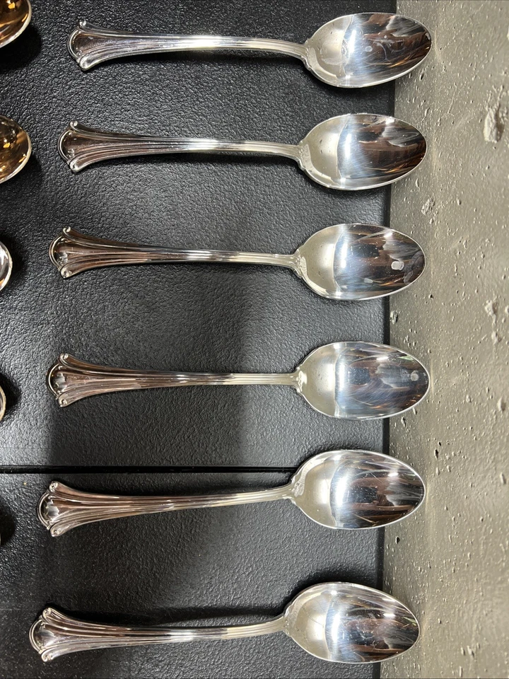 12 juegos de cubiertos y vitrina International DEEPSILVER SILVERPLATE 70 P Foto 2 de 4