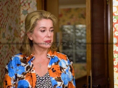 Photo Catherine Deneuve – La Fille du RER (2009) – Portrait Cinéma Drame – 15×20 - Photo 1/4