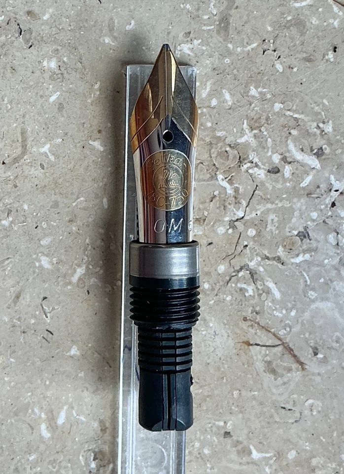 LAGERBEREINIGUNG! PELIKAN M700 Feder, 18 Karat , OM