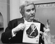 BOB KEESHAN AS "CAPTAIN KANGAROO" AND "BUNNY RABBIT" - 8X10 PHOTO (EP-147)