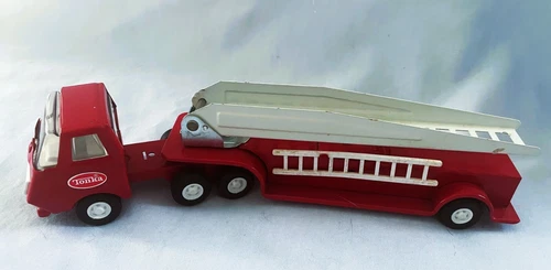 Vintage Tonka Metal Fire Truck and Ladders 11" circa 1976-1977 EX