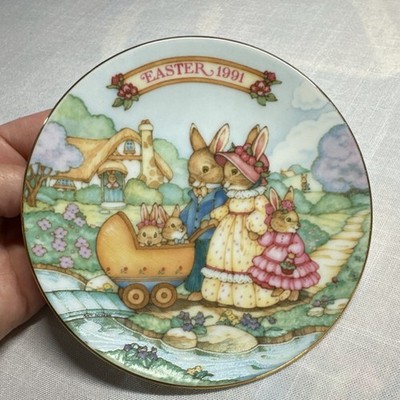 Avon Collector Plate 1991 Easter Springtime Stroll Porcelain 22K Gold Rabbits