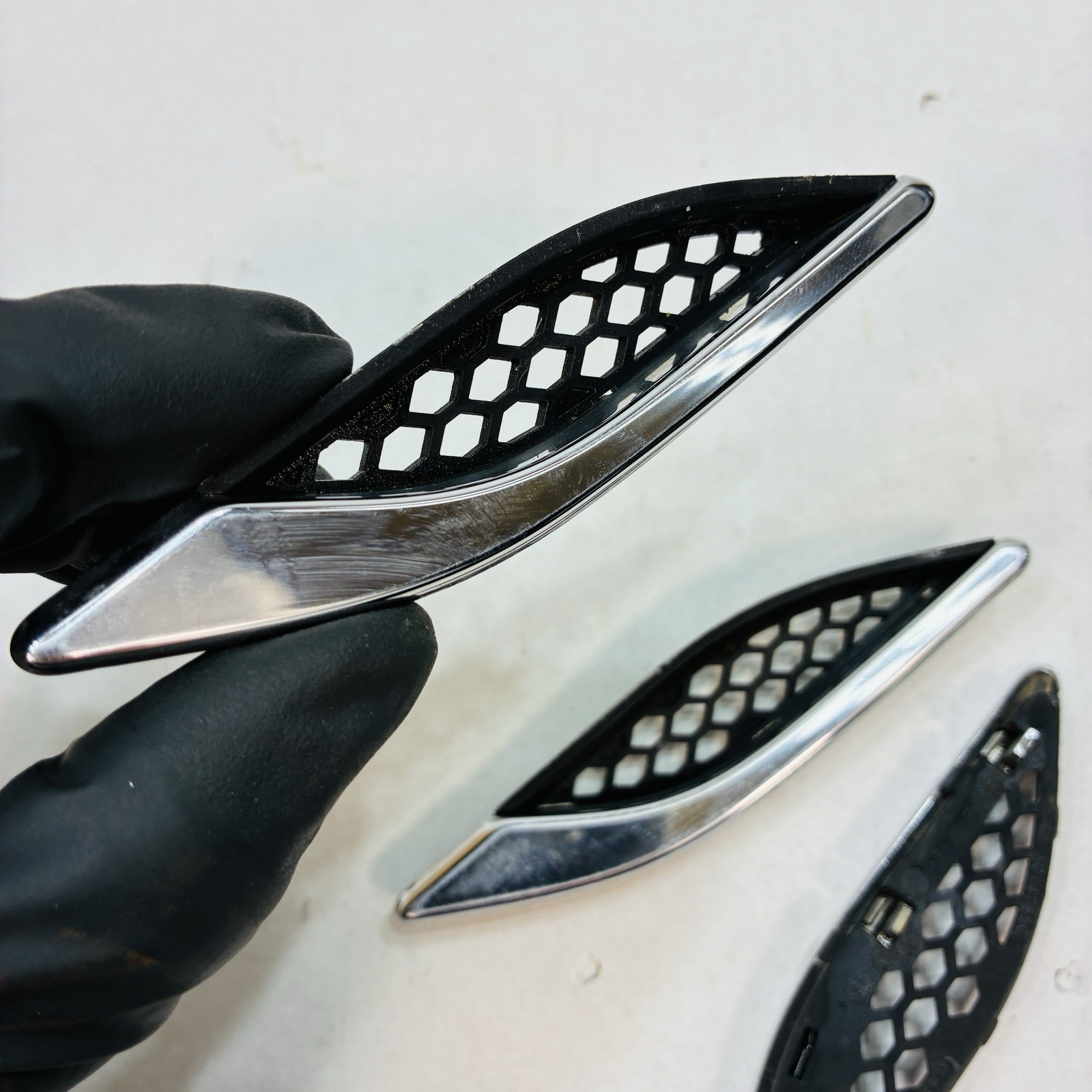 2014-2019 MASERATI GHIBLI SQ4 LEFT DRIVER FRONT FENDER VENT GRILL TRIM x3 OEM