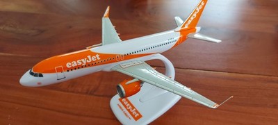 Flugzeugmodell EasyJet Airbus A320neo 1:200 neu und originalverpackt!