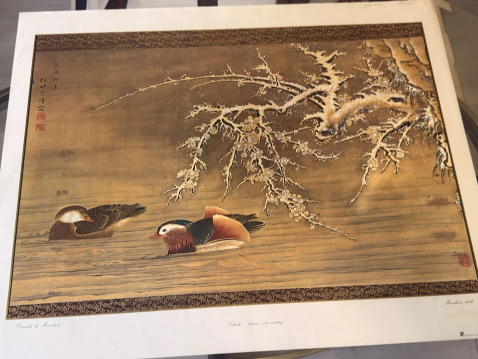 Pintura, pergamino colgante. Patos mandarines nadando bajo rama de ciruela cubierta de nieve. Foto 3 de 3