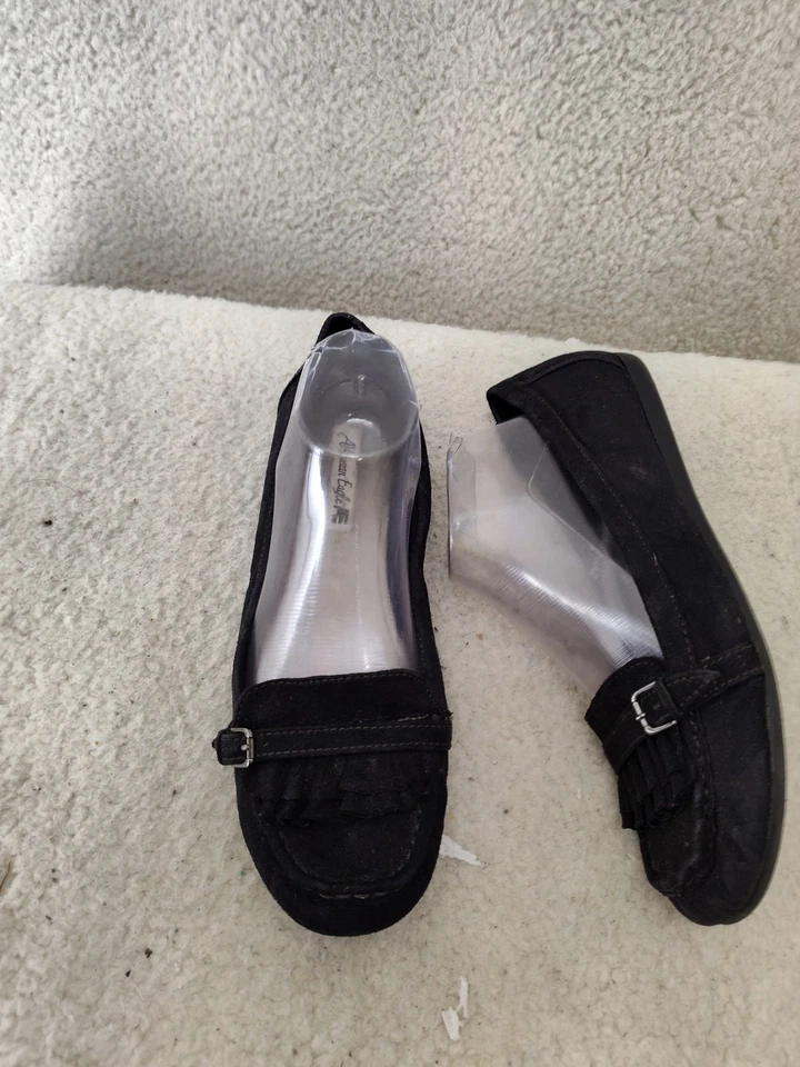 Zapatos informales American Eagle para mujer planos 9 negros de gamuza sintética con detalle de hebilla Foto 4 de 4