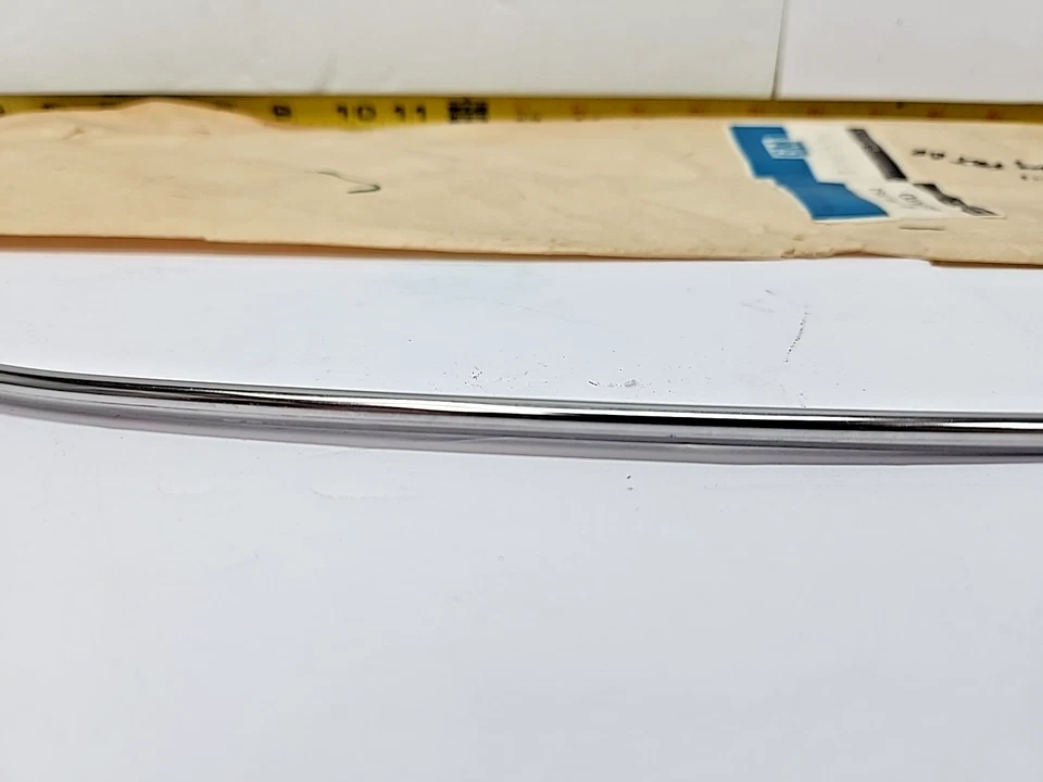 Protector de borde de puerta izquierda OEM 1707331 1976-79 Chevy Chevette/Monza Spyder (445) Foto 3 de 4