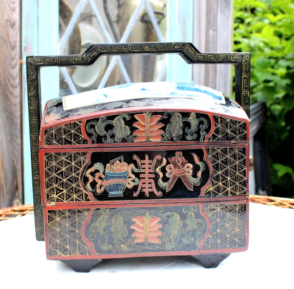 Antigua lonchera china de dos niveles de laca negra con mango superior de porcelana Foto 2 de 4