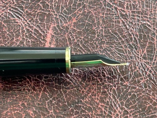 Montblanc 144 Classique Ink Pen Black 14 K Broad Gold Nib c 1990 + Converter - Picture 13 of 17