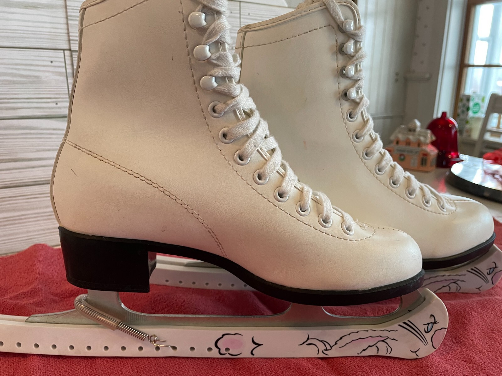 CCM Pirouette Ladies White Figure Ice Skates Comes with Blade Guards