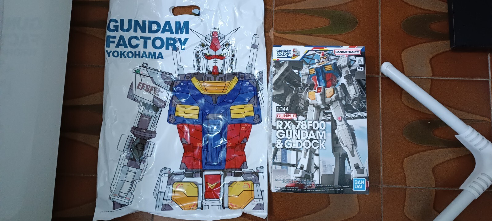 Gundam Factory Yokohama 1/144 RX-78F00 e G-Dock GUNPLA Limited Edition