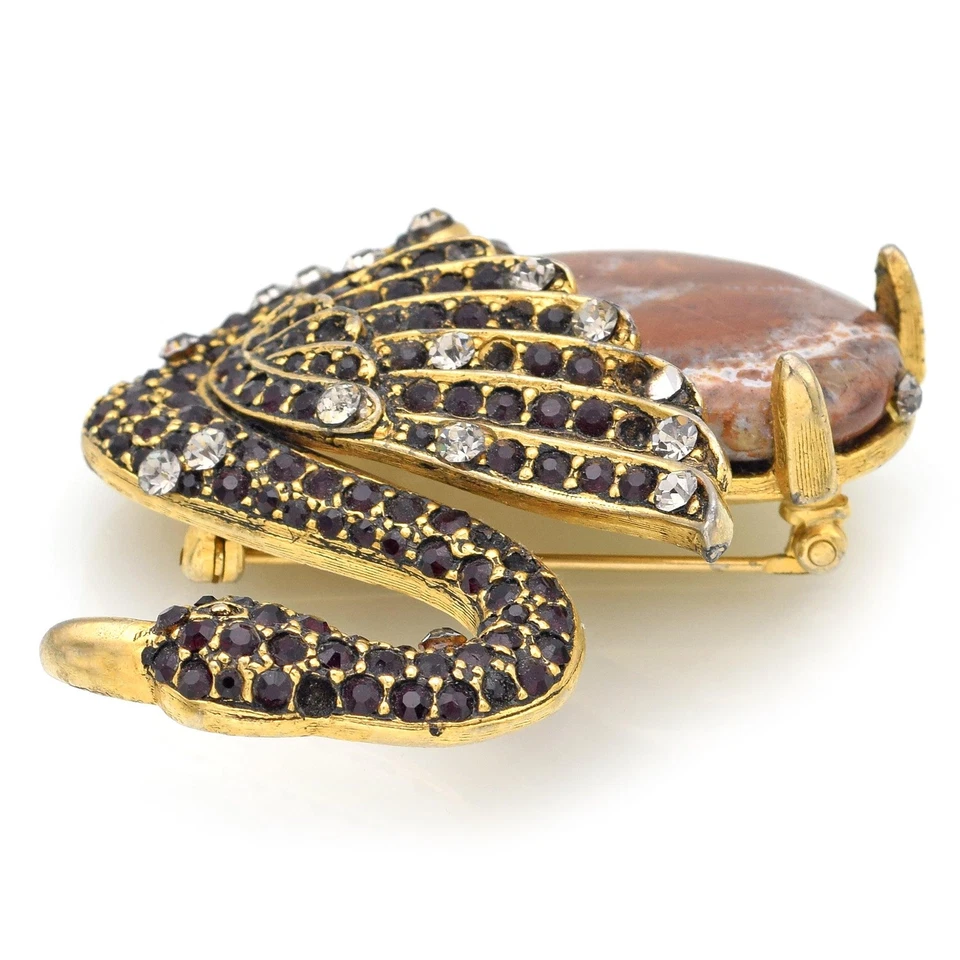 Broche prendedor vintage de jaspe y cisne de cristal de Vogue Foto 3 de 4