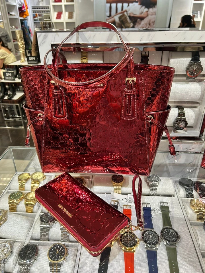 Bolso de Mano Michael Kors Voyager Grande Metálico Logo + Conjunto Cartera Continental Cereza Foto 3 de 4