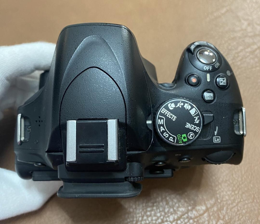 Near Mint Nikon D5100 16.2MP Digital SLR Body & Lens 18-55 Near Mint Nikon D5100 16.2MP Digital SLR Body & Lens 18-55