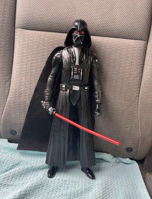 Hasbro Star Wars Darth Vader Actionfigur schwarzes Cape rotes Lichtschwert 2016